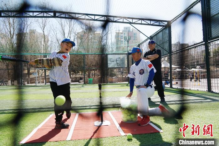 圖為教練指導(dǎo)小棒球手進(jìn)行擊球訓(xùn)練。　馬銘言 攝