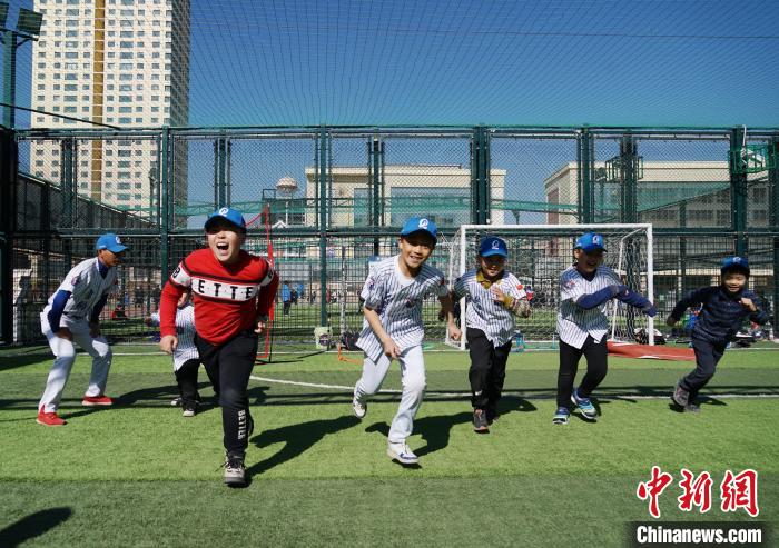 圖為小棒球手們進(jìn)行體能訓(xùn)練。　馬銘言 攝
