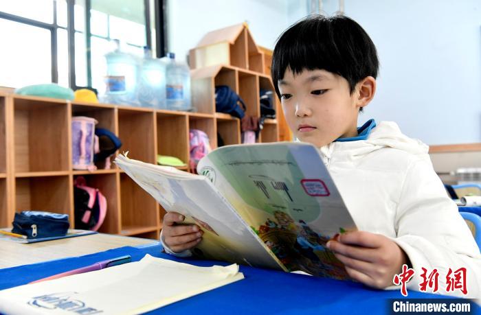 3月14日，西藏拉薩市第一小學一年級六班學生丁增樂吉在閱讀藏語課本?！±盍?攝