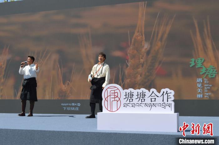 “康巴漢子”現(xiàn)場(chǎng)獻(xiàn)唱?！≈炝杞?攝