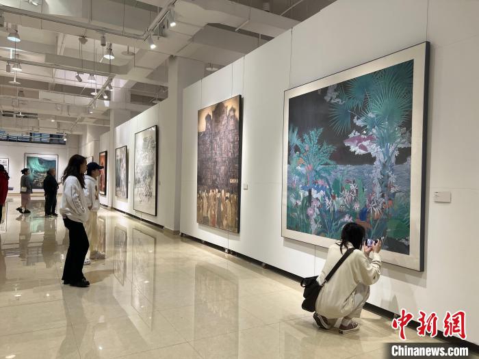 圖為全國青年教師中國畫學術邀請展吸引學生觀展?！＄婌?攝