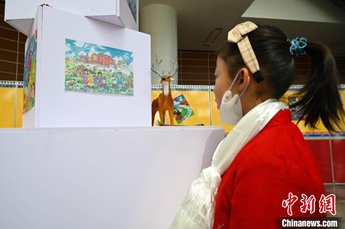 圖為學(xué)生參觀繪畫展?！≮w朗 攝