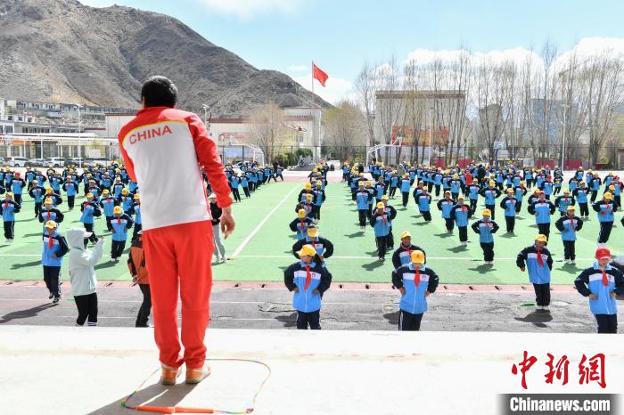 圖為學生在跳繩教練齊景龍的指導下做準備運動?！∝暩聛硭?攝