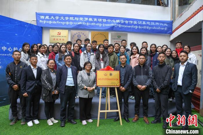 圖為揭牌儀式上合影?！∝暩聛硭?攝