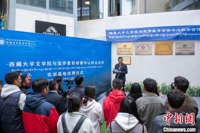 圖為企業(yè)代表發(fā)言?！∝暩聛硭?攝