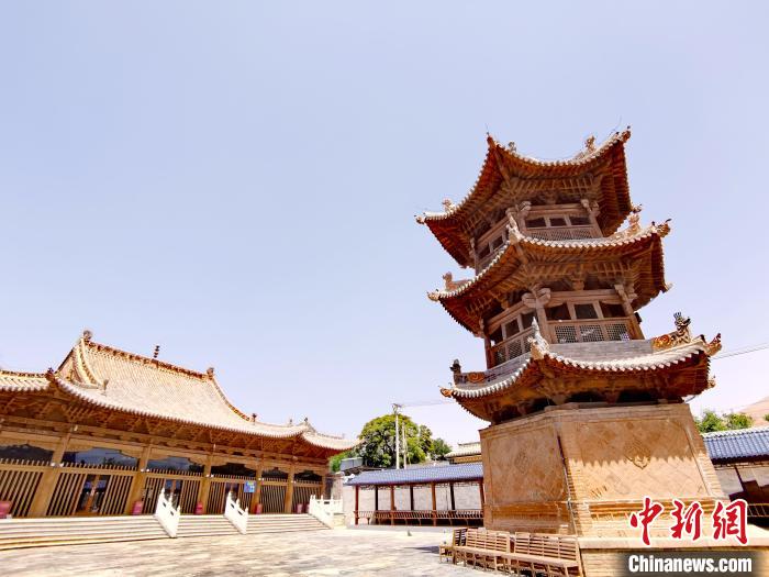 圖為阿河灘清真寺局部?！?zhí)砀?攝