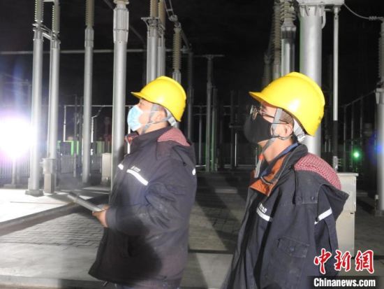 圖為5月10日凌晨，國(guó)網(wǎng)青海檢修公司柴達(dá)木換流站運(yùn)維人員在進(jìn)行柴拉直流系統(tǒng)停電操作?！∫杂?攝
