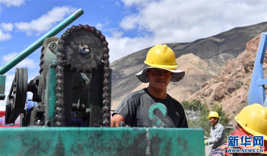 (社會)(5)藏東脫貧影像:為家鄉(xiāng)建設(shè)“添磚加瓦”