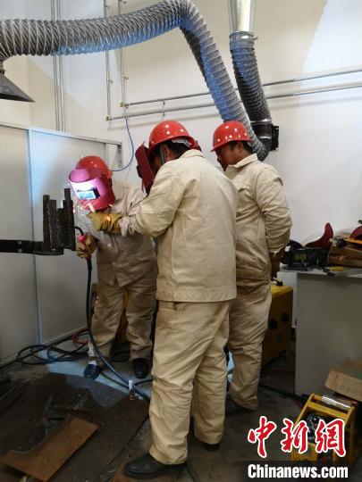 圖為學員正在進行電焊技能學習?！》尔惙?攝