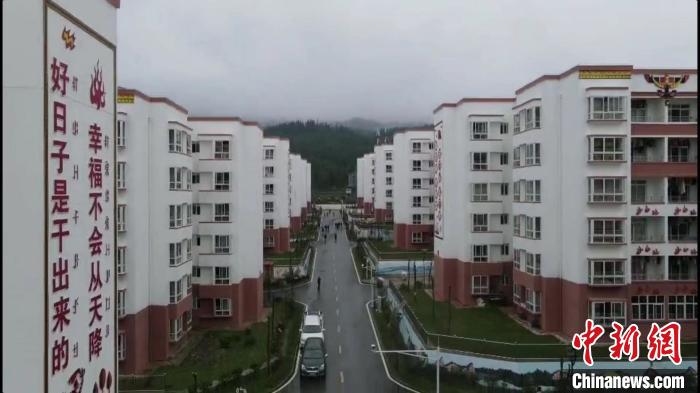 越西縣最大的易地扶貧搬遷安置點——城北感恩社區(qū)?！『武?攝