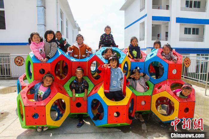 喜德縣一學(xué)校內(nèi)，孩子們露出開心的笑容?！柟拍救?攝