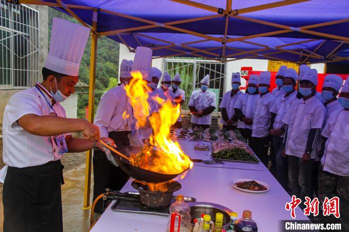 喜德縣冕山鎮(zhèn)舉辦的廚師培訓(xùn)班上，老師正在示范回鍋肉的做法?！柟拍救?攝