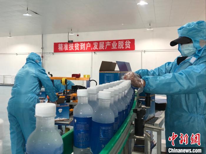 圖為阿里地區(qū)措勤縣某飲用水加工公司，該公司以“基地+公司+貧困民眾”為運(yùn)營(yíng)模式，帶動(dòng)貧困民眾68戶232人?！≈x牧 攝