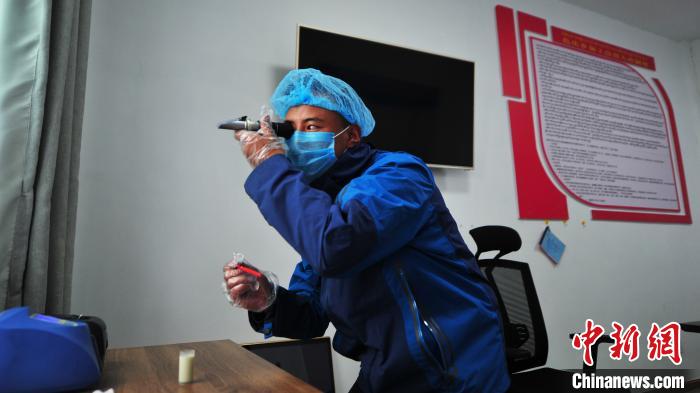 圖為8月11日，西藏那曲市聶榮縣色慶鄉(xiāng)雜瑪多種經(jīng)營合作聯(lián)合社質(zhì)檢員對從各牧場收集上來的牛奶進行質(zhì)量檢測。色慶鄉(xiāng)統(tǒng)籌全鄉(xiāng)28個行政村的合作社，成立了擁有規(guī)范管理體系的合作聯(lián)合社，整合集體草場建立5座牧場，各牧場按照計分制統(tǒng)一放牧，畜產(chǎn)品實行定點、定時、定人收購，再統(tǒng)一檢測、加工、出售，建立了完整的牧業(yè)全產(chǎn)業(yè)鏈(資料圖)?！垈?攝