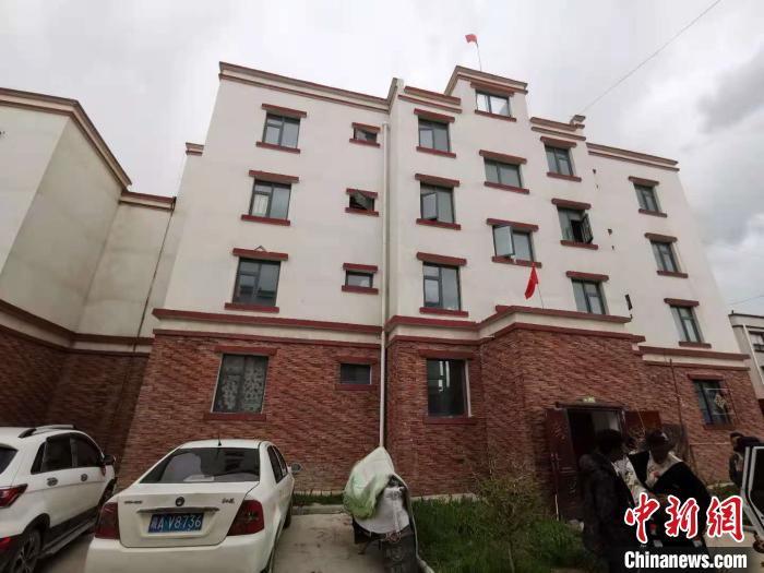 圖為8月12日，2018年7月從距那曲市色尼區(qū)城區(qū)那曲鎮(zhèn)90千米外的古露鎮(zhèn)當(dāng)桑村搬遷至城區(qū)的旦增新家位于一棟四層的樓房內(nèi)(資料圖)?！垈?攝