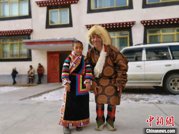 圖為2020年1月16日，搬遷至那曲市安多縣卓格扶貧小區(qū)的農(nóng)牧民在新家外面合影(資料圖)?！垈?攝