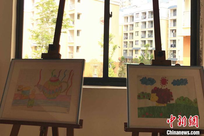 圖為會(huì)澤縣城易地扶貧搬遷點(diǎn)一所小學(xué)內(nèi)擺放著的學(xué)生畫作。　繆超 攝