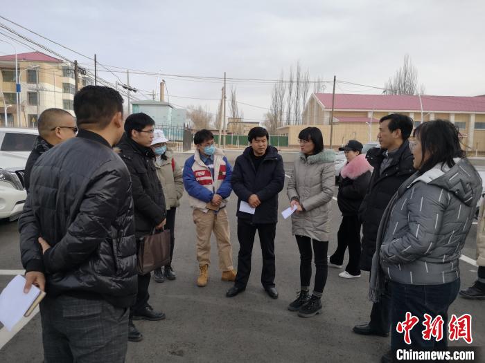 圖為青海大學(xué)工作人員正在現(xiàn)場考察該項(xiàng)目進(jìn)行情況?！±罱瓕?攝