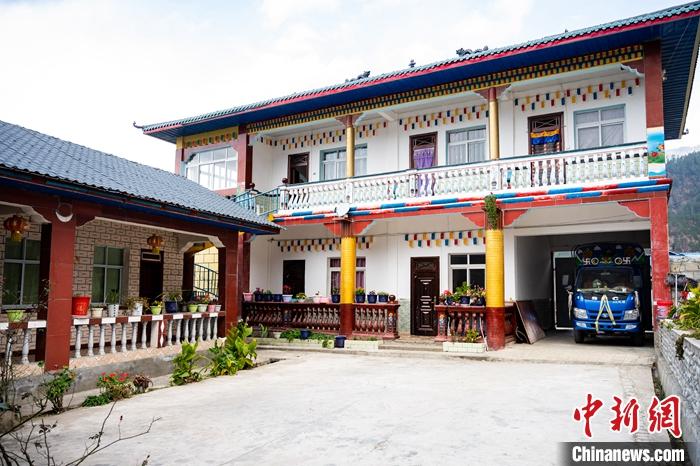 1月30日，嘎腰村，僜人苦梅夏自家的兩層樓房。<a target='_blank' ><p  align=