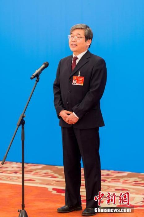 3月10日，全國政協(xié)十三屆四次會議第三場“委員通道”采訪活動在北京人民大會堂新聞發(fā)布廳舉行。圖為全國政協(xié)委員阿拉坦倉通過網(wǎng)絡(luò)視頻方式接受媒體采訪。<a target='_blank' ><p  align=