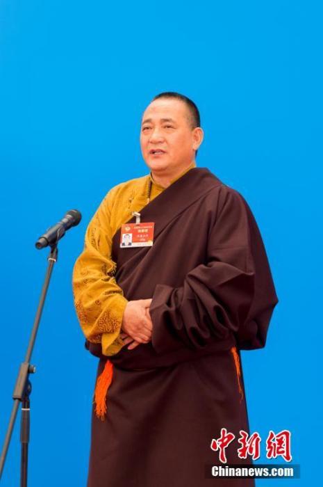 3月10日，全國政協(xié)十三屆四次會議第三場“委員通道”采訪活動在北京人民大會堂新聞發(fā)布廳舉行。圖為全國政協(xié)委員洛桑山丹通過網(wǎng)絡(luò)視頻方式接受媒體采訪。<a target='_blank' ><p  align=