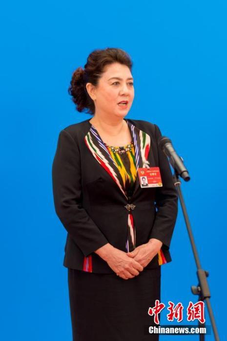 3月10日，全國政協(xié)十三屆四次會議第三場“委員通道”采訪活動在北京人民大會堂新聞發(fā)布廳舉行。圖為全國政協(xié)委員古麗帕麗·阿不都拉通過網(wǎng)絡(luò)視頻方式接受媒體采訪。<a target='_blank' ><p  align=