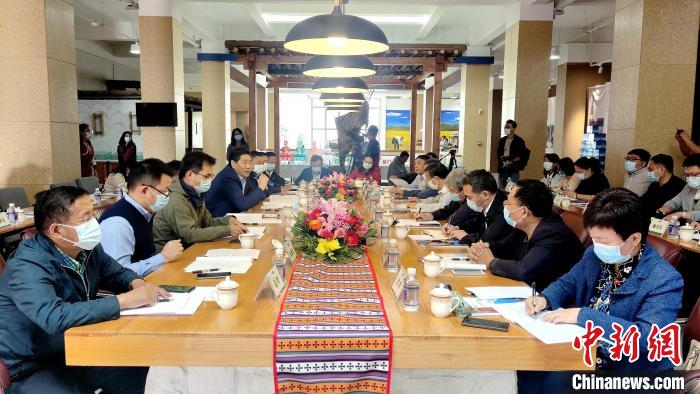 圖為國家糧食產(chǎn)業(yè)(青稞深加工)技術(shù)創(chuàng)新分中心在西藏拉薩掛牌儀式現(xiàn)場?！∝暽＠?攝