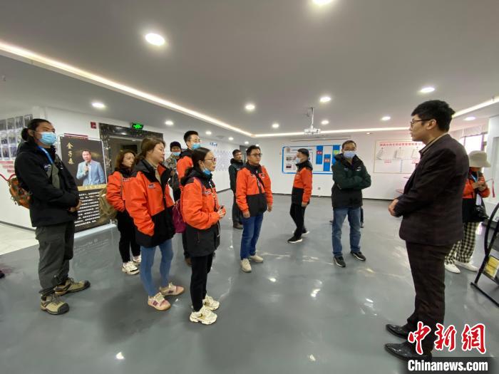 圖為2021瀾湄萬里行中外媒體在昌都新區(qū)采訪?！±罱瓕?攝