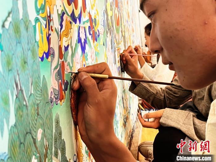 圖為畫師繪畫唐卡?！●R文莉 供圖