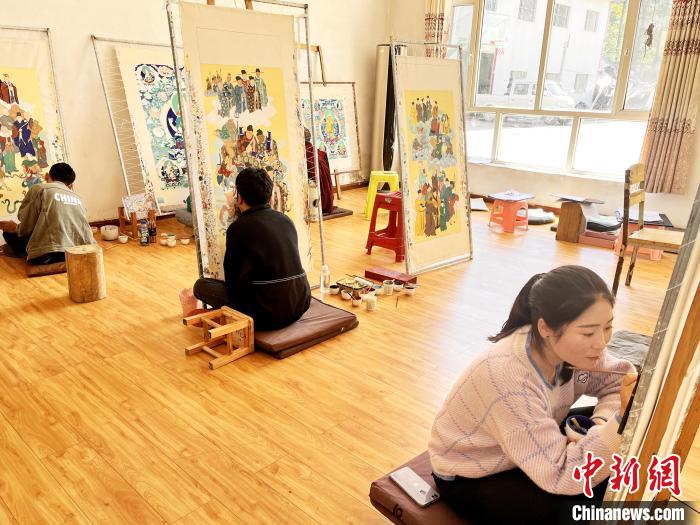 圖為畫室內(nèi)學(xué)徒練習(xí)繪畫唐卡。　馬文莉 供圖