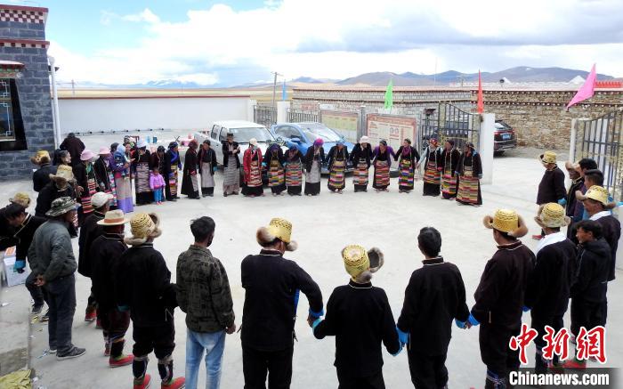 圖為普瑪江塘鄉(xiāng)民眾載歌載舞?！±丝ㄗ涌h網(wǎng)信辦供圖