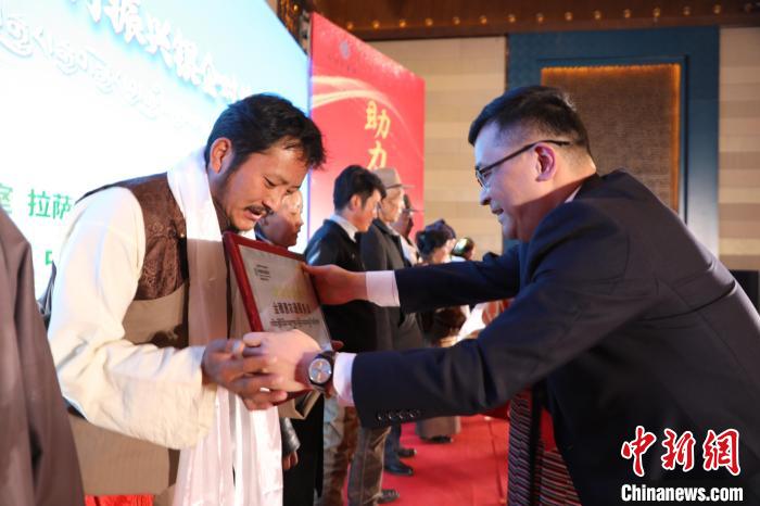 圖為拉薩市銀企對接洽談會現(xiàn)場?！「裆愔?攝