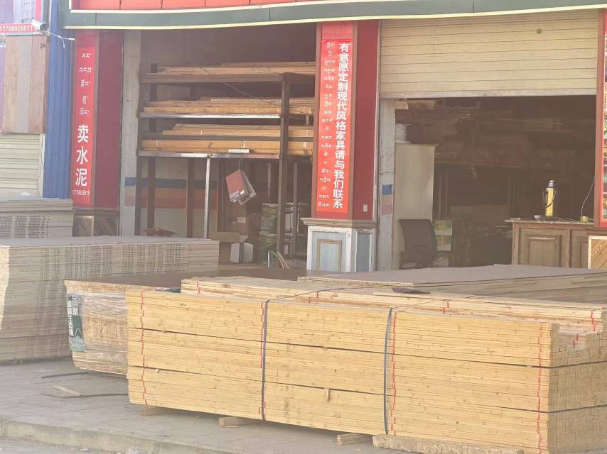 白朗縣頗羅鼐大道西段人行道擺放建材。圖片由留言網(wǎng)友提供
