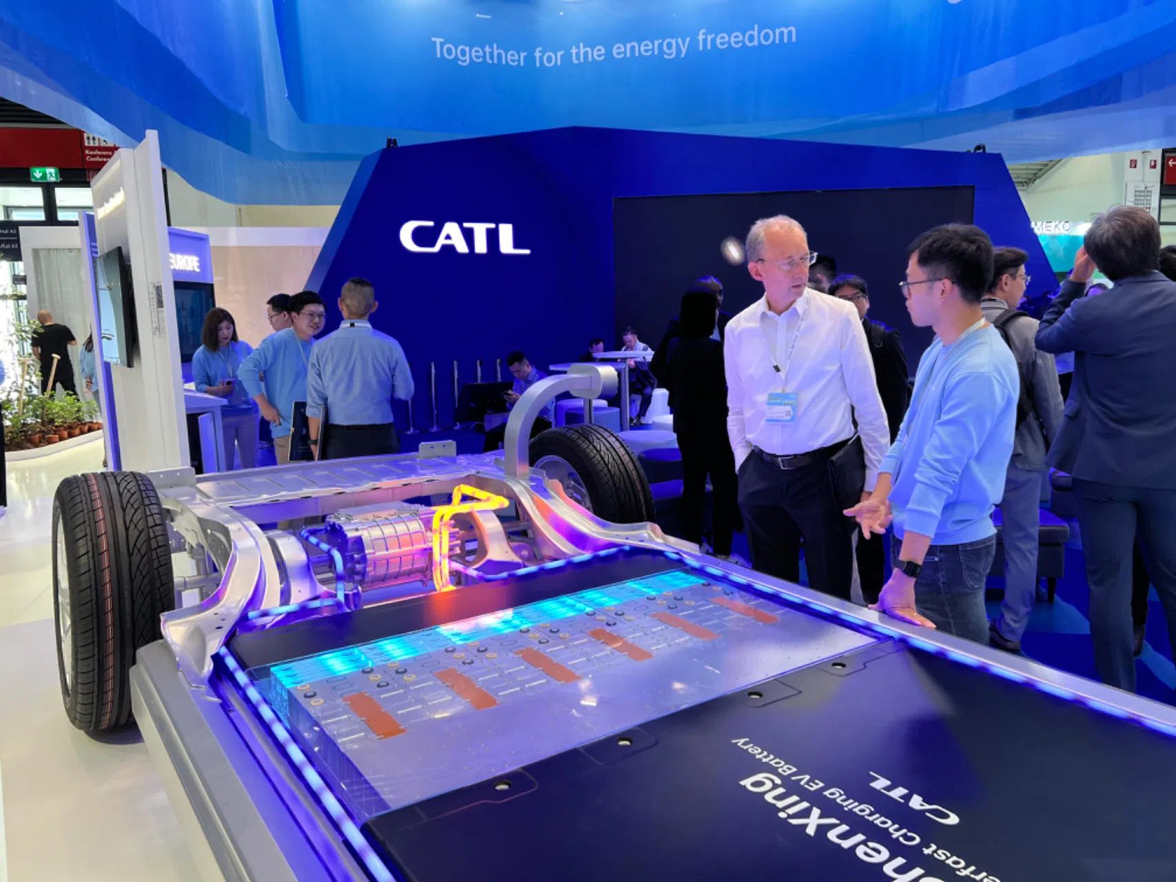 寧德時(shí)代在德國(guó)國(guó)際汽車及智慧出行博覽會(huì)的展臺(tái)。人民網(wǎng)記者 李強(qiáng)攝