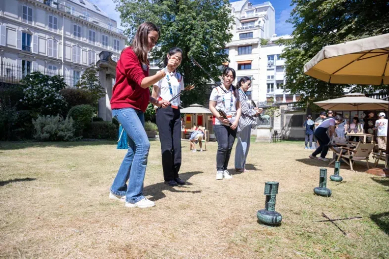 中外友人體驗(yàn)投壺游戲。巴黎