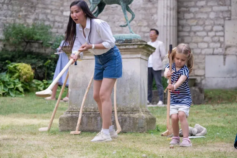 小朋友體驗(yàn)捶丸游戲。巴黎