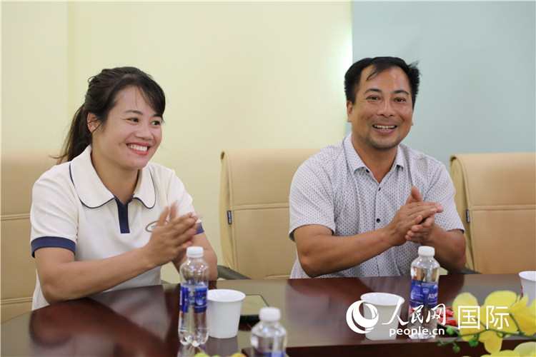 越南沙巴市黃連寄宿制民族小學老師阮氏秋姮、阮文享。人民網記者簡承淵攝