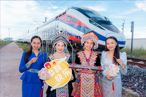 中老鐵路兩國(guó)員工一起參加中秋活動(dòng)。旺·洛拉勒攝