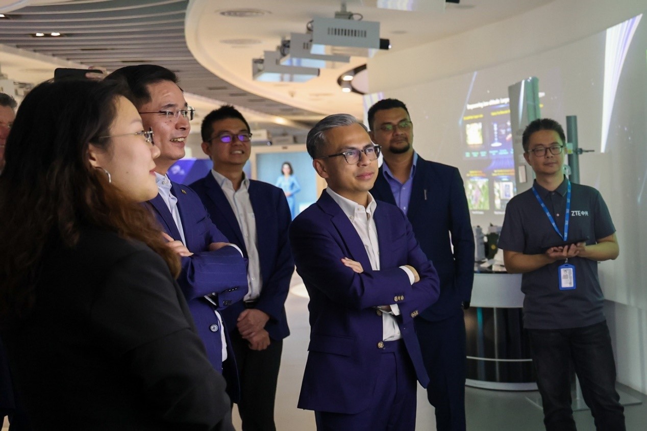馬來西亞通訊部長法米·法茲（右三）在華訪問中國知名通信企業(yè)。（照片由馬來西亞通訊部提供） (1)