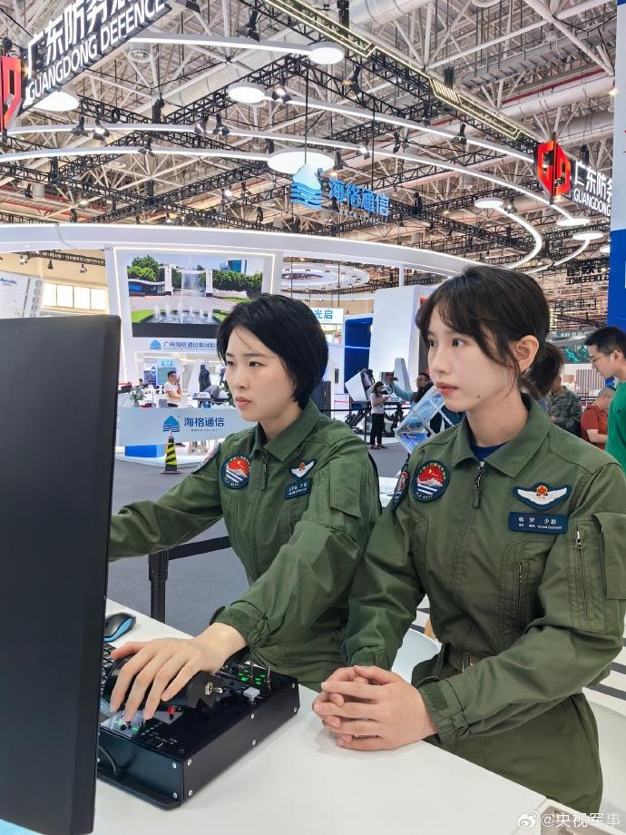 海軍首批艦載機(jī)女飛行員亮相中國(guó)航展