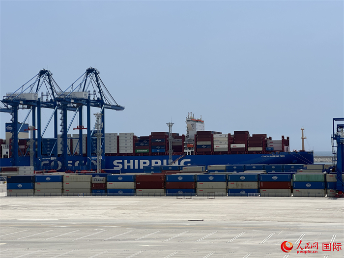 當(dāng)?shù)貢r間11月15日，秘魯錢凱港碼頭操作區(qū)現(xiàn)場。人民網(wǎng)記者 周雨攝