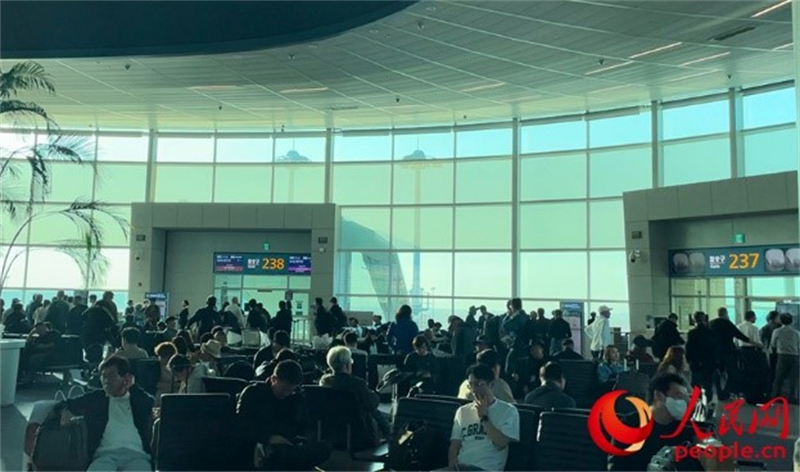 仁川機(jī)場等待登機(jī)的旅客。人民網(wǎng) 李帆攝