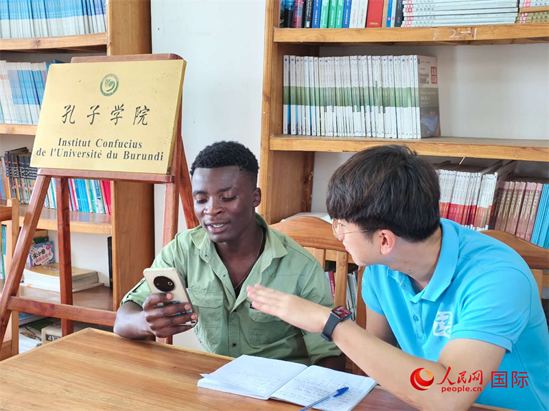 孔院教師在輔導(dǎo)學(xué)生。人民網(wǎng)記者 黃培昭攝