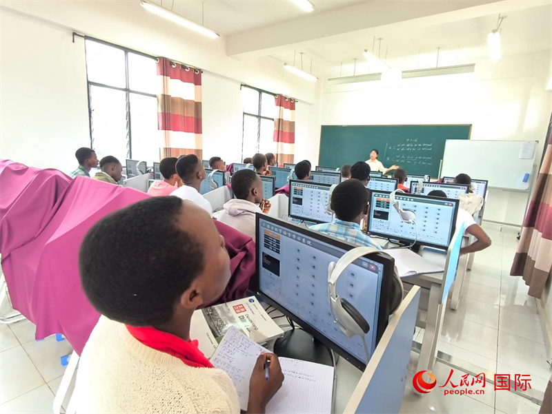 學(xué)生們?cè)谡n堂上認(rèn)真聽(tīng)講。人民網(wǎng)記者 黃培昭攝