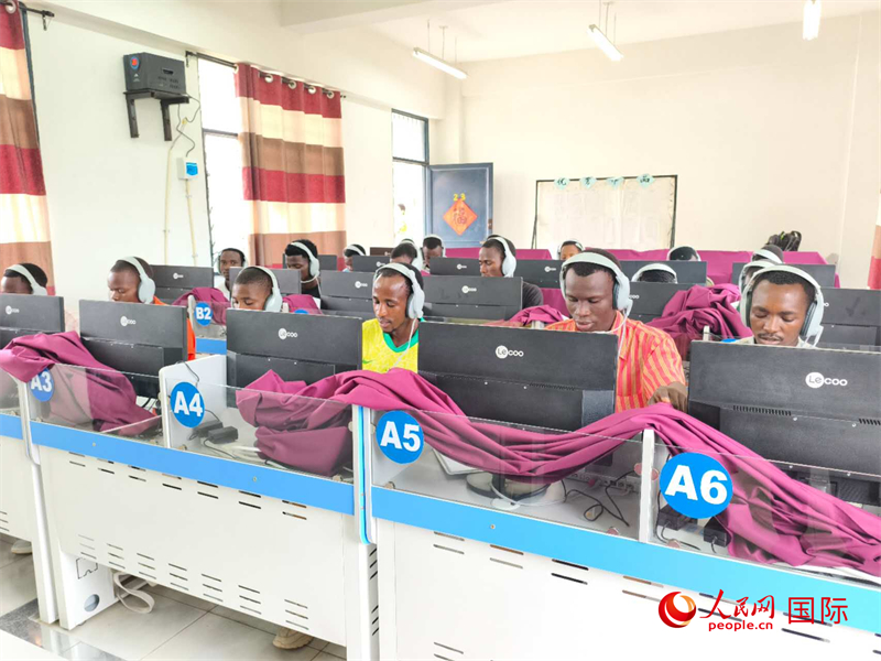 學(xué)生們正在上聽(tīng)力課。人民網(wǎng)記者 黃培昭攝