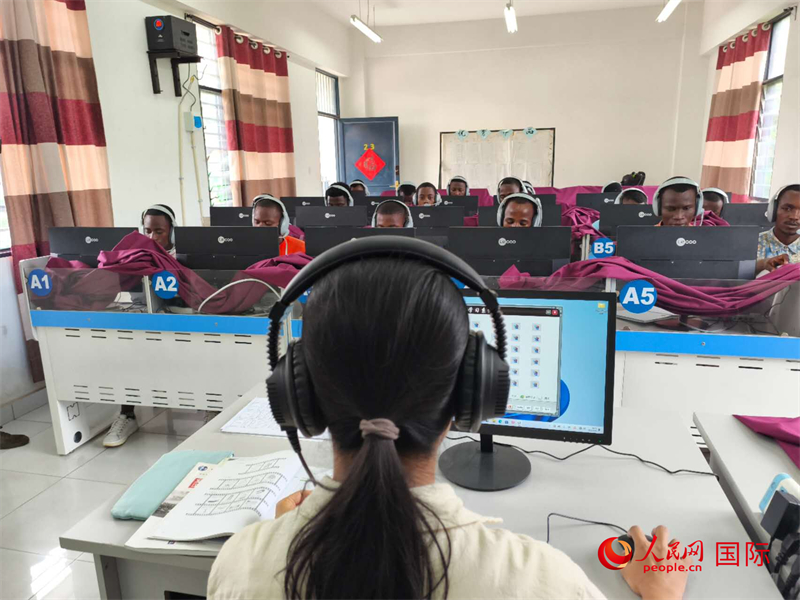 在聽(tīng)力教室內(nèi) 。人民網(wǎng)記者 黃培昭攝