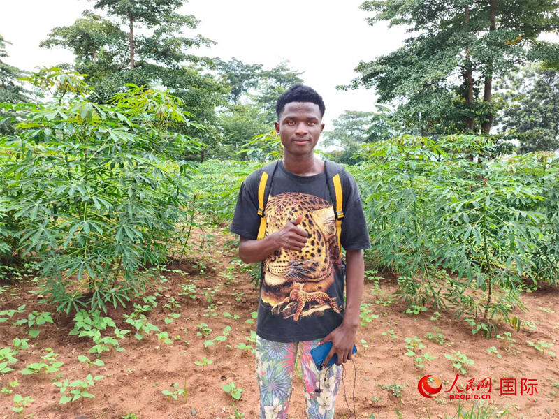 中文系的一位當(dāng)?shù)貙W(xué)生。 人民網(wǎng)記者 黃培昭攝