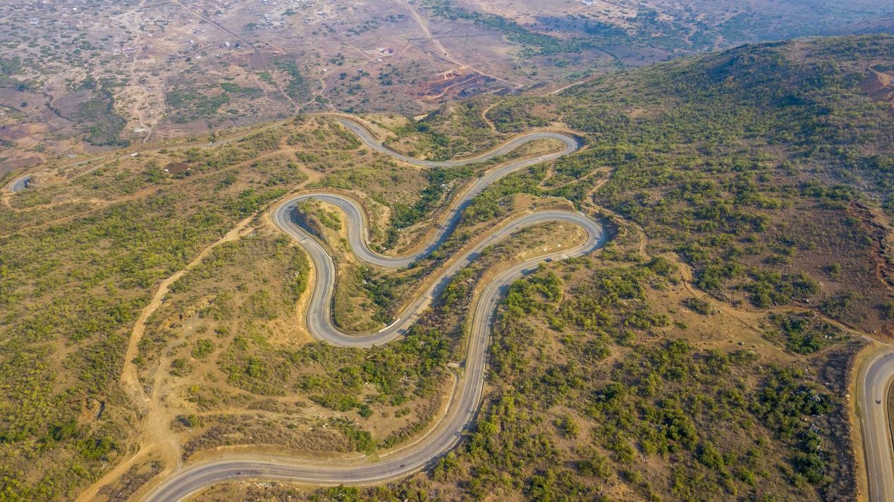 跨崖公路航拍圖。田雨攝