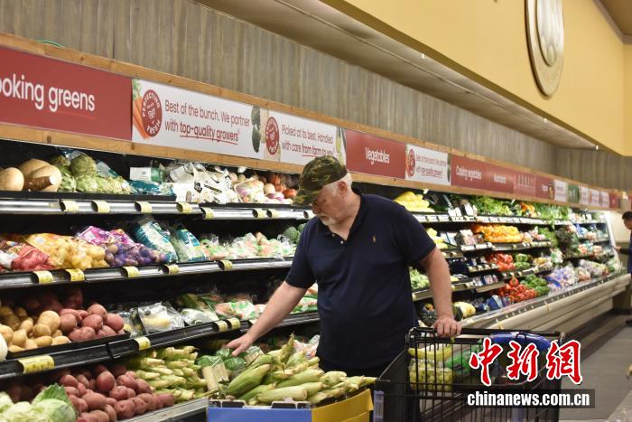 當(dāng)?shù)貢r(shí)間7月18日，美國(guó)密歇根大學(xué)公布報(bào)告顯示，7月美國(guó)消費(fèi)者信心指數(shù)升至61.8，為近5個(gè)月以來(lái)的最高值。圖為美國(guó)民眾在馬里蘭州羅克韋爾一超市購(gòu)物。 <a target='_blank' href='/' _fcksavedurl='/'><p  align=