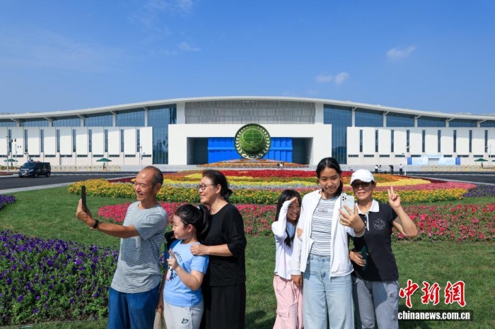 8月31日，天津，市民在2025年上海合作組織峰會主會場外自拍。當(dāng)日，2025年上海合作組織峰會在天津舉行。<a target='_blank' href='/'><p  align=